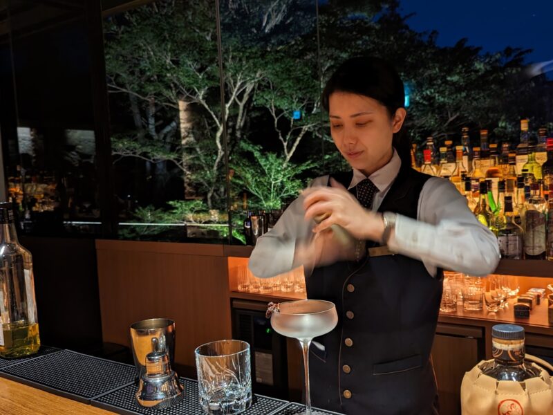 bar hotel 箱根香山　バーテンダー　シェイク　シェイカー