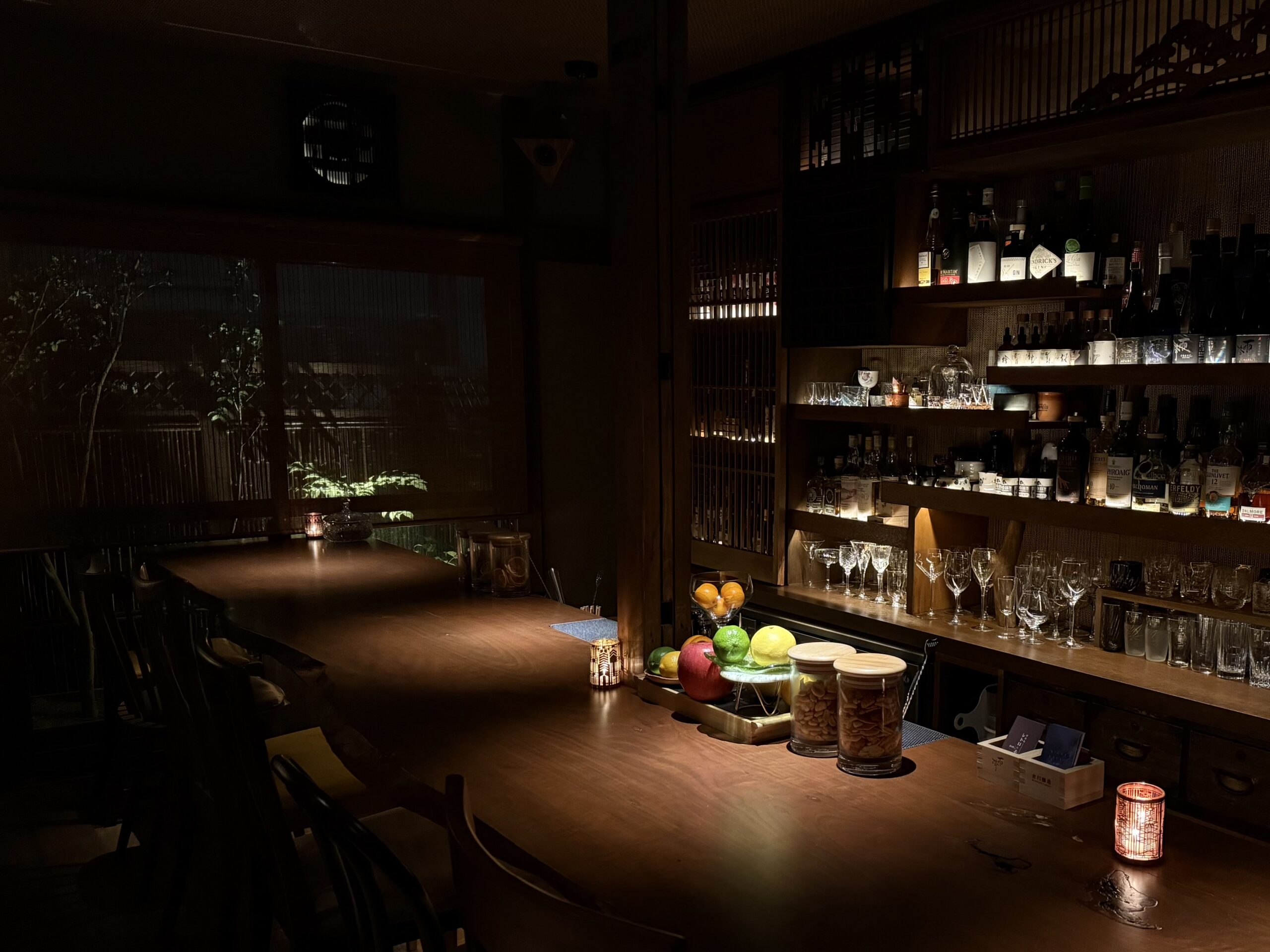 レトロなBAR】時間を聴く。神楽坂の石畳に沁み込むお酒 ｜ シマダグループ