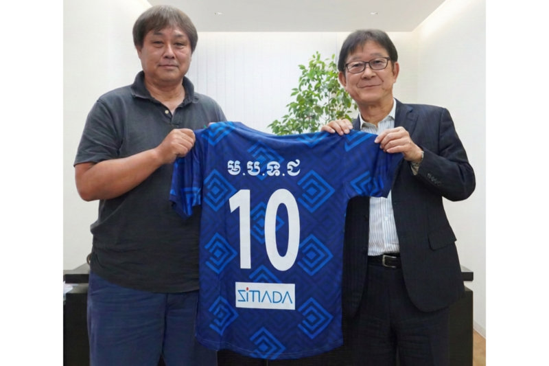 【シマダグループ】カンボジアサッカー協会へ寄付－現地での出会いから芽生えた支援。ユニフォームにグループロゴを掲出－